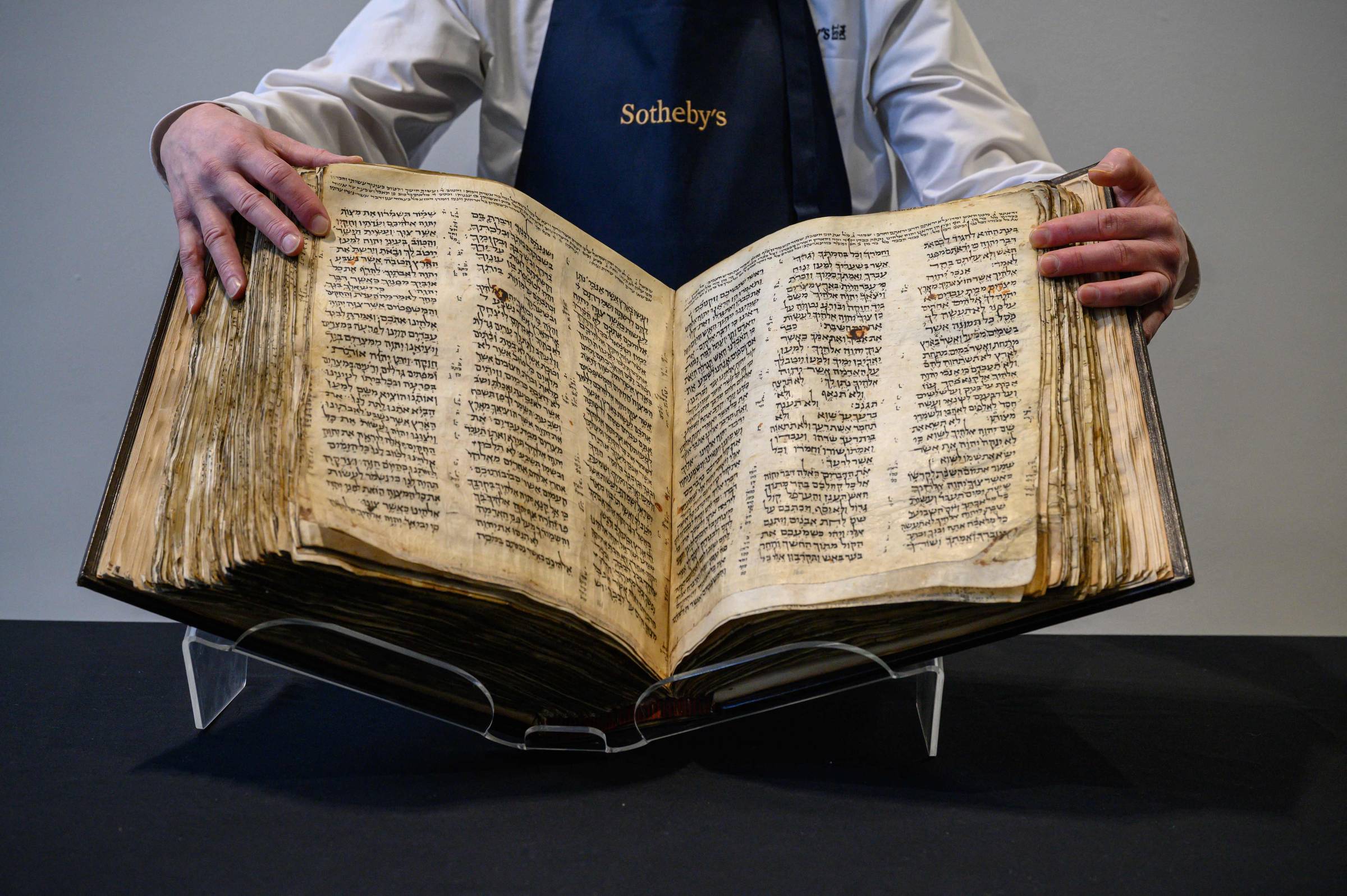 Bíblia hebraica de 1.100 anos é vendida por US$ 38 milhões em leilão ...