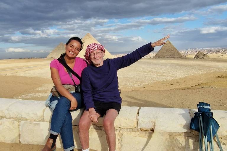 Kami Queiroz e Keith Mackrill brincam em frente às pirâmides no Egito