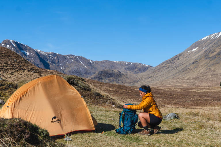 Kami Queiroz acampa na Escócia, a caminho do Ben Nevis, montanha mais alta do Reino Unido
