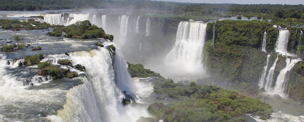 CATARATAS DO IGUAÇU  Localizadas no Parque Nacional do Iguaçu, a 10 minutos do aeroporto de Foz do Iguaçu, oferece trilhas e passeios de bote, como o Macuco Safári, próximo às quedas d´água