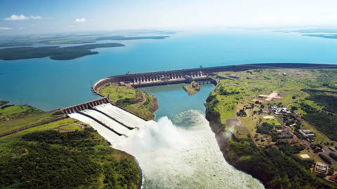 ITAIPU  Primeira hidrelétrica em produção de energia limpa no mundo