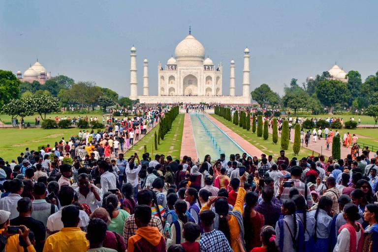 Turistas visitam Taj Mahal, na Índia; país deve ultrapassar a China e se tornar o mais populoso 