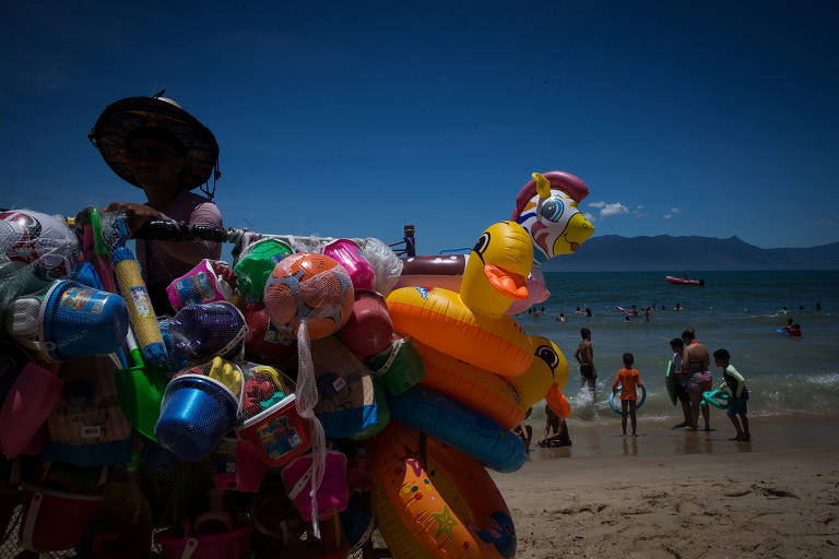 Vendedor ambulante em Caraguatatuba， litoral norte de São Paulo 