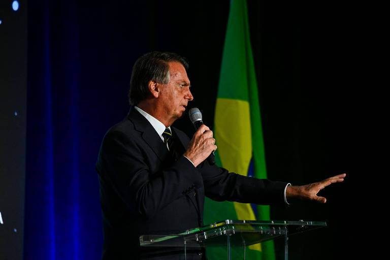 De pé, o ex-presidente Jair Bolsonaro discursa em evento nos Estados Unidos