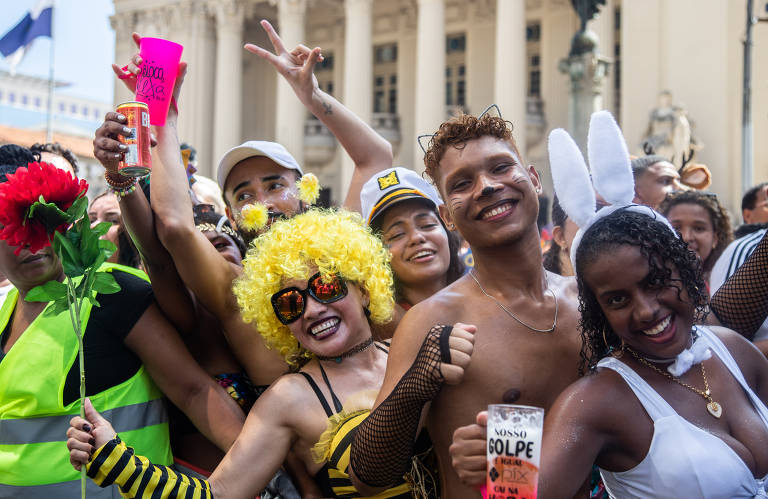 Trajes animalescos fazem sucesso. Na foto, coelhinha, onça e abelha caem na folia no Rio de Janeiro