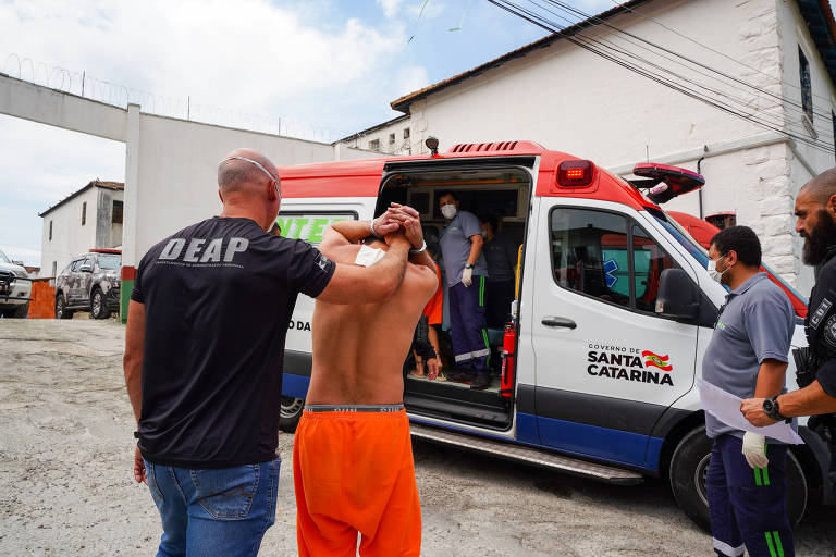 Detento é levado para ambulância do Samu para ser levado ao hospital