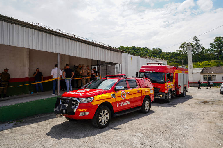 Carros dos bombeiros na entrada da penitenciária de Florianópolis, onde 3 presos morreram em um incêndio