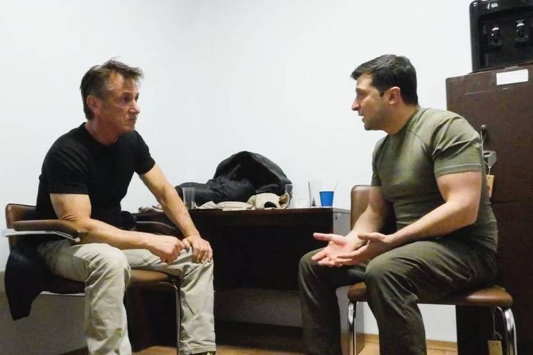 O ator e diretor Sean Penn e o presidente da Ucrânia Volodimir Zelenski em cena do documentário 'Superpower'