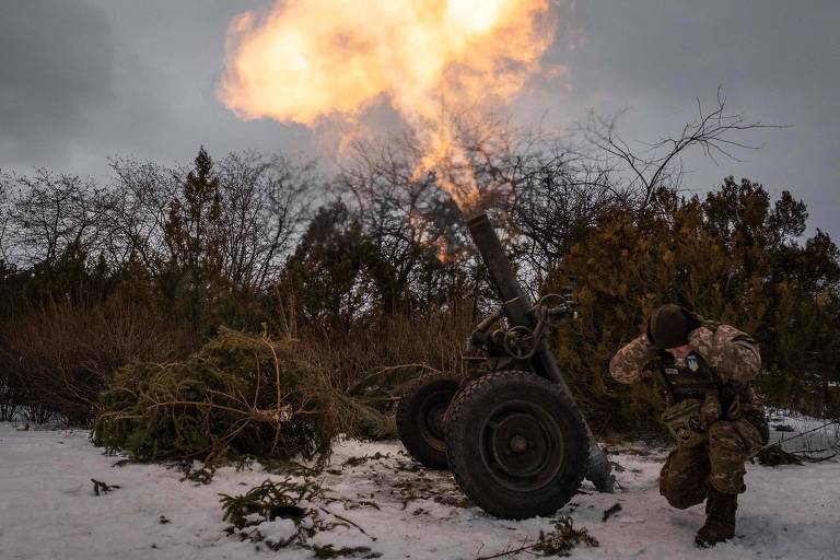 Soldado ucraniano dispara morteiro francês de 120 mm contra posições russas em Bakhmut