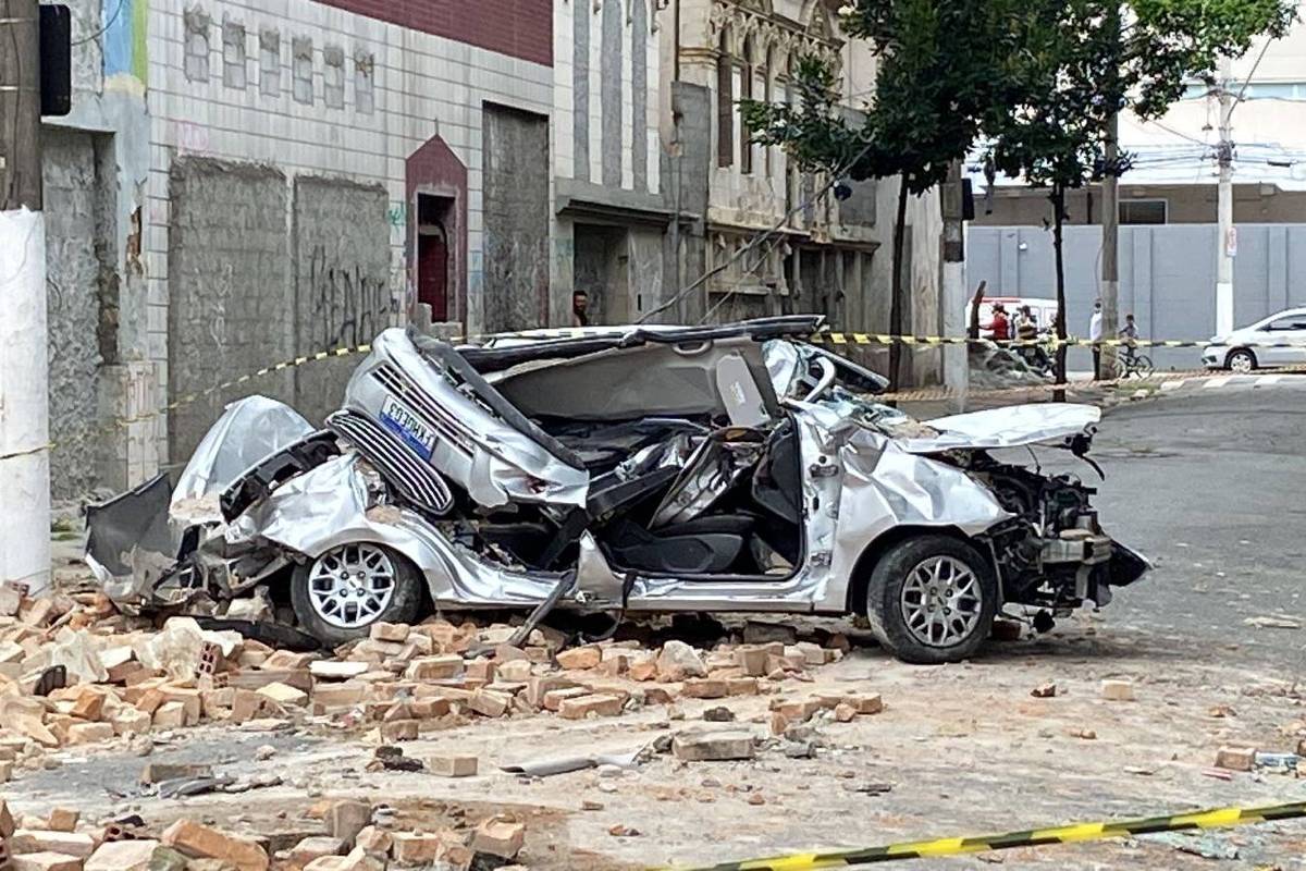 Jovem fica preso nas ferragens após acidente de carro no centro da Capital  - O Estado Online