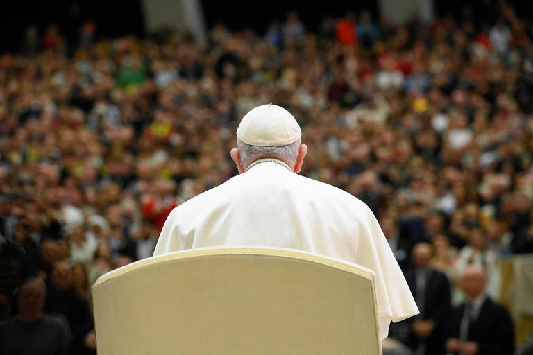 Papa Francisco diante de multidão em missa semanal no Vaticano