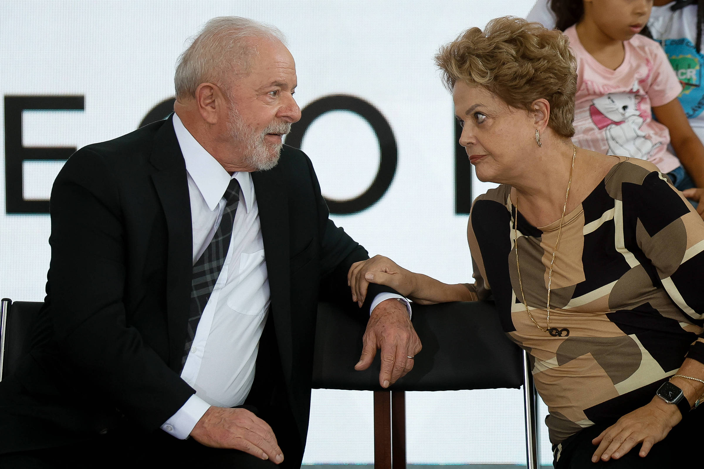 Lula e ministros derrapam na defesa de Dilma - 11/11/2023 - Poder - Folha