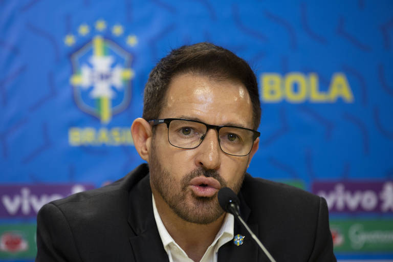O técnico Ramon Menezes fala diante de um microfone na convocação da seleção masculina sub-20 para o Sul-Americano de 2023