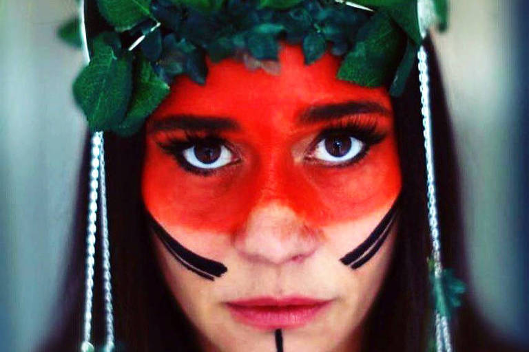 Alessandra Negrini já foi atacada por fantasia de Carnaval; relembre esse e outros looks da atriz