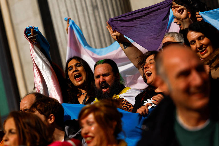 Ativistas LGBTQIA+ celebram aprovação da Lei Trans no Parlamento da Espanha, em Madri
