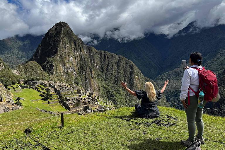 Turistas na cidadela inca de Machu Picchu, no Peru 