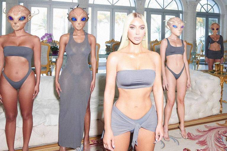 Kim Kardashian ao lado de 'aliens'