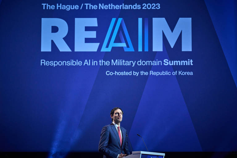 O ministro das Relações Exteriores da Holanda, Wopke Hoekstra, aparece discursando em uma conferência internacional realizada em Haia