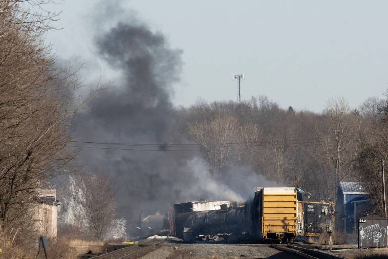 O trem descarrilado em Ohio solta fumaça tóxica que está envenenando o meio ambiente da região