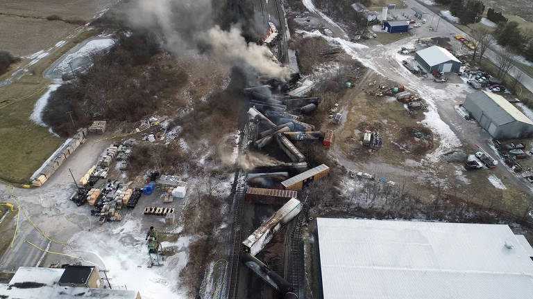 Trem descarrila e provoca tragédia ambiental em Ohio (EUA)