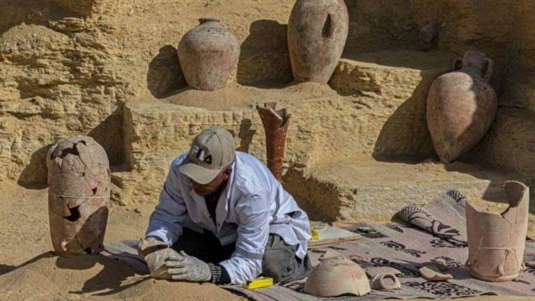 Arqueólogo no sítio arqueológico de Saqqara, no Egito