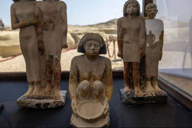 As estátuas descobertas em Saqqara incluem ilustrações de casais de mãos dadas