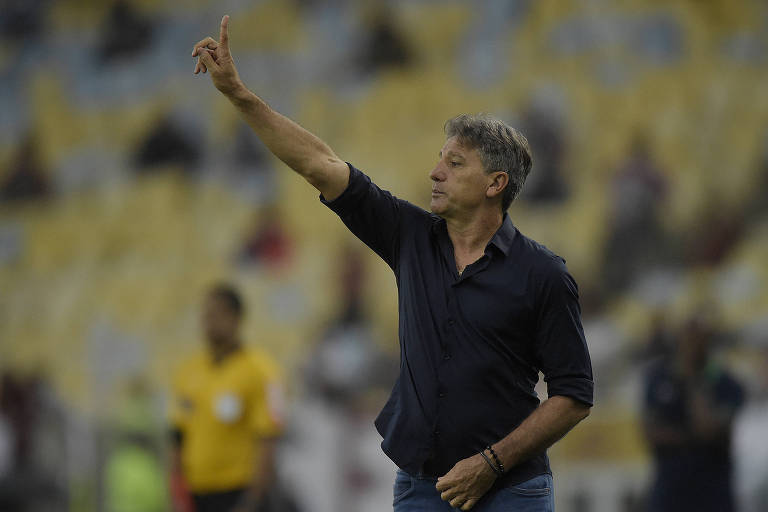 Vestindo camisa preta, Renato Gaúcho gesticula com a mão direita em partida do Grêmio no Campeonato Brasileiro de 2019