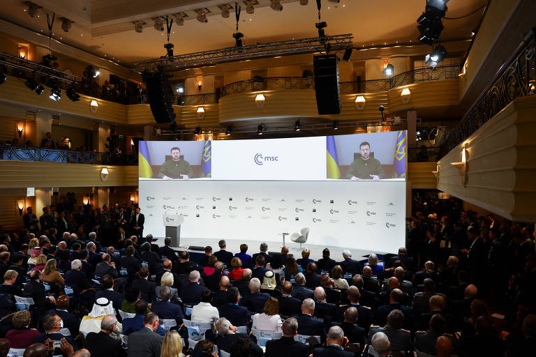 Zelenski fala por vídeo na abertura da Conferência de Segurança de Munique, no hotel Bayerischer Hof