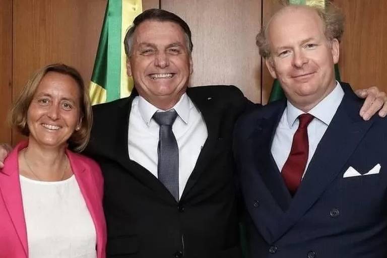 Jair Bolsonaro posa para foto ao lado de um casal alemão