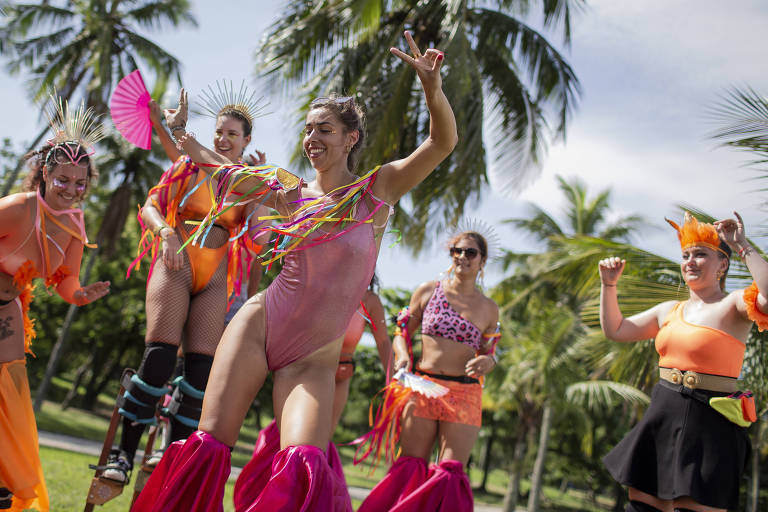 Pernaltas estrangeiras desfilam no Carnaval do Rio pela primeira vez