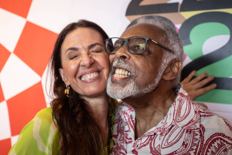 A empresária Flora Gil e o marido, o cantor Gilberto Gil, posam para foto durante apresentação do camarote Expresso 2222, no Carnaval de Salvador