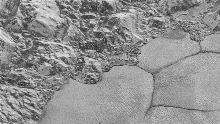 Dunas de gelo na superfície de Plutão