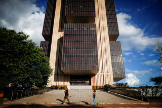 FILE PHOTO: Central Bank headquarters building in Brasilia