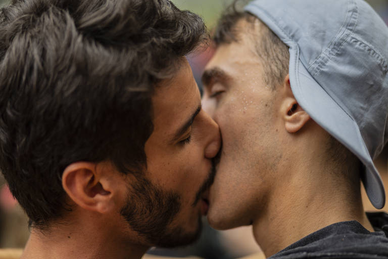 Homens se beijam durante o Bloco as Obscenicas, que tomou as ruas da Barra Funda em fevereiro