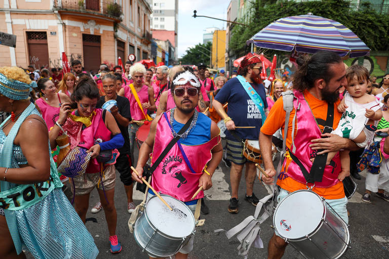 Bloco de Carnaval da cracolândia reúne usuários e estrangeiros em SP