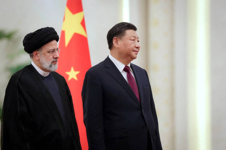 O presidente do Irã, Ebrahim Raisi, ao lado do líder chinês, Xi Jinping, durante cerimônia em Pequim