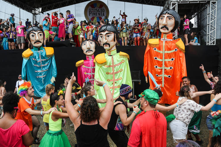 Rock e samba se misturam no bloco Sargento Pimenta nesta segunda de Carnaval no Rio
