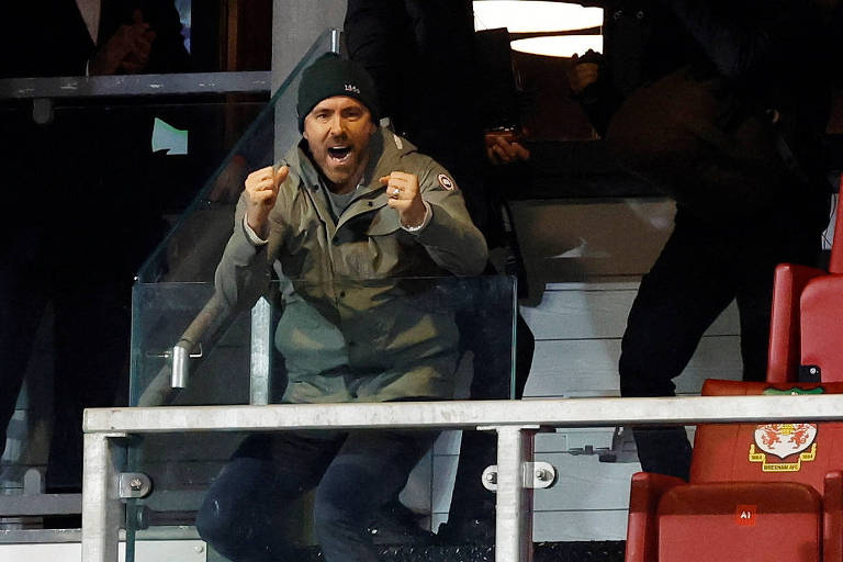 O ator Ryan Reynolds, um dos donos do Wrexham, comemora gol da equipe contra o Sheffield United