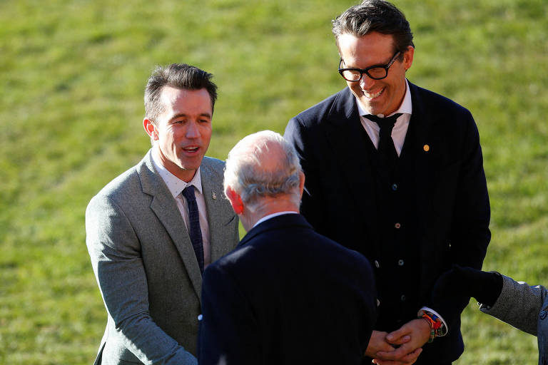 Donos do Wrexham, Ryan Reynolds (à esquerda) e Rob McElhenney cumprimentam o Rei Charles III