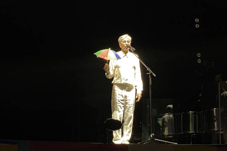 Caetano Veloso se apresenta na abertura do Carnaval do Recife