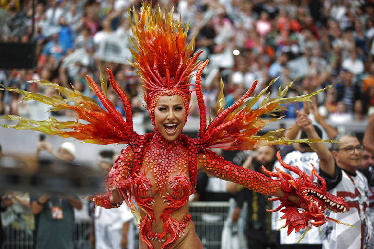 Escolas botam arquibancada para cantar na 1ª noite do Carnaval de SP