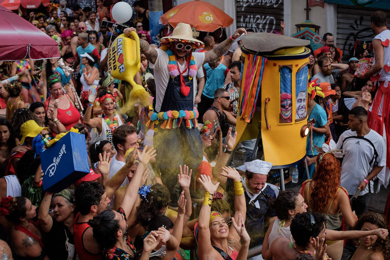Foliões aproveitam o bloco Céu na Terra, pelas ruas do bairro Santa Teresa, no Rio de Janeiro, durante o Carnaval carioca 2023