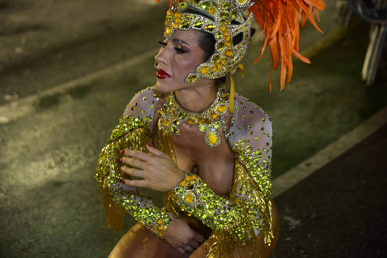 Modelo Ana Paula Minerato menstrua durante desfile