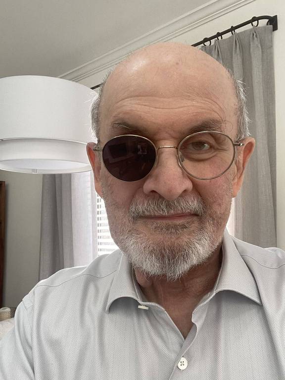 O escritor Salman Rushdie após atentato que lhe tirou a visão do olho direito, em foto postada no Twitter em 7/2/2023