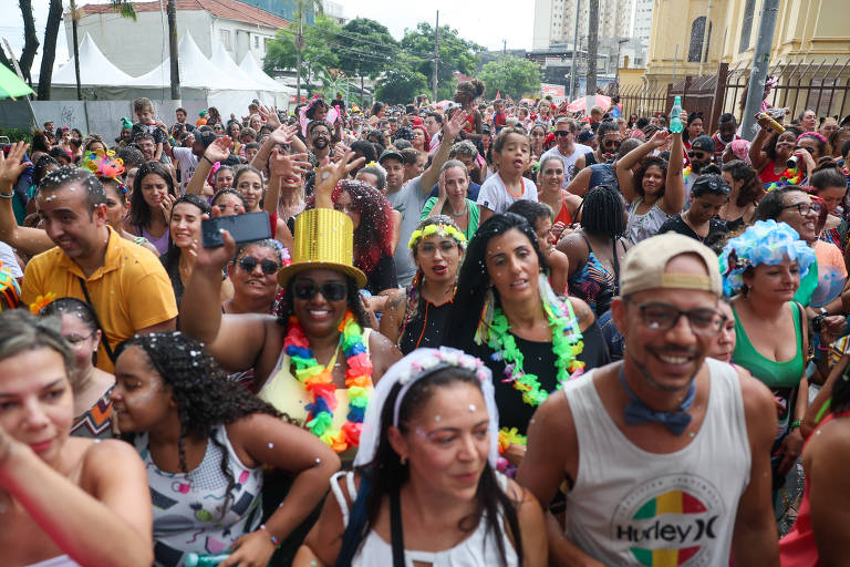 Centenas de foliões no Bloco Urubó, no largo da Matriz da Nossa Senhora do Ó, na Freguesia do Ó, em São Paulo