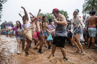 Carnaval em Sao Paulo:  Sob forte chuva  folioes brincam na av Pedro Alveres da Cabral (no Ibirapuera) a frente do caminhao do bloco Adrada  Gregos