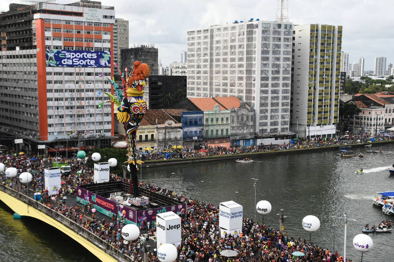 Gigantes voltam ao Carnaval e arrastam multidões pelo país