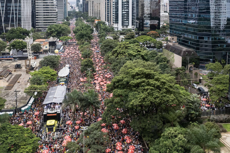 Foliões curtem o Bloco das Gloriosas na avenida Faria Lima