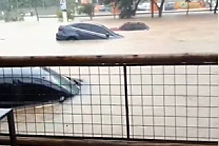 Chuva forte deixa carros boiando em avenida de Osasco