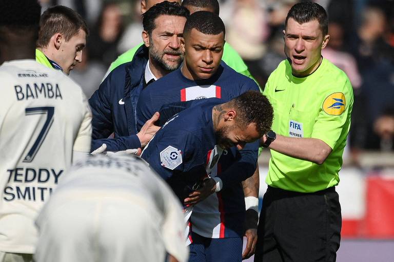 Neymar é amparado por Mbappe após sofrer lesão